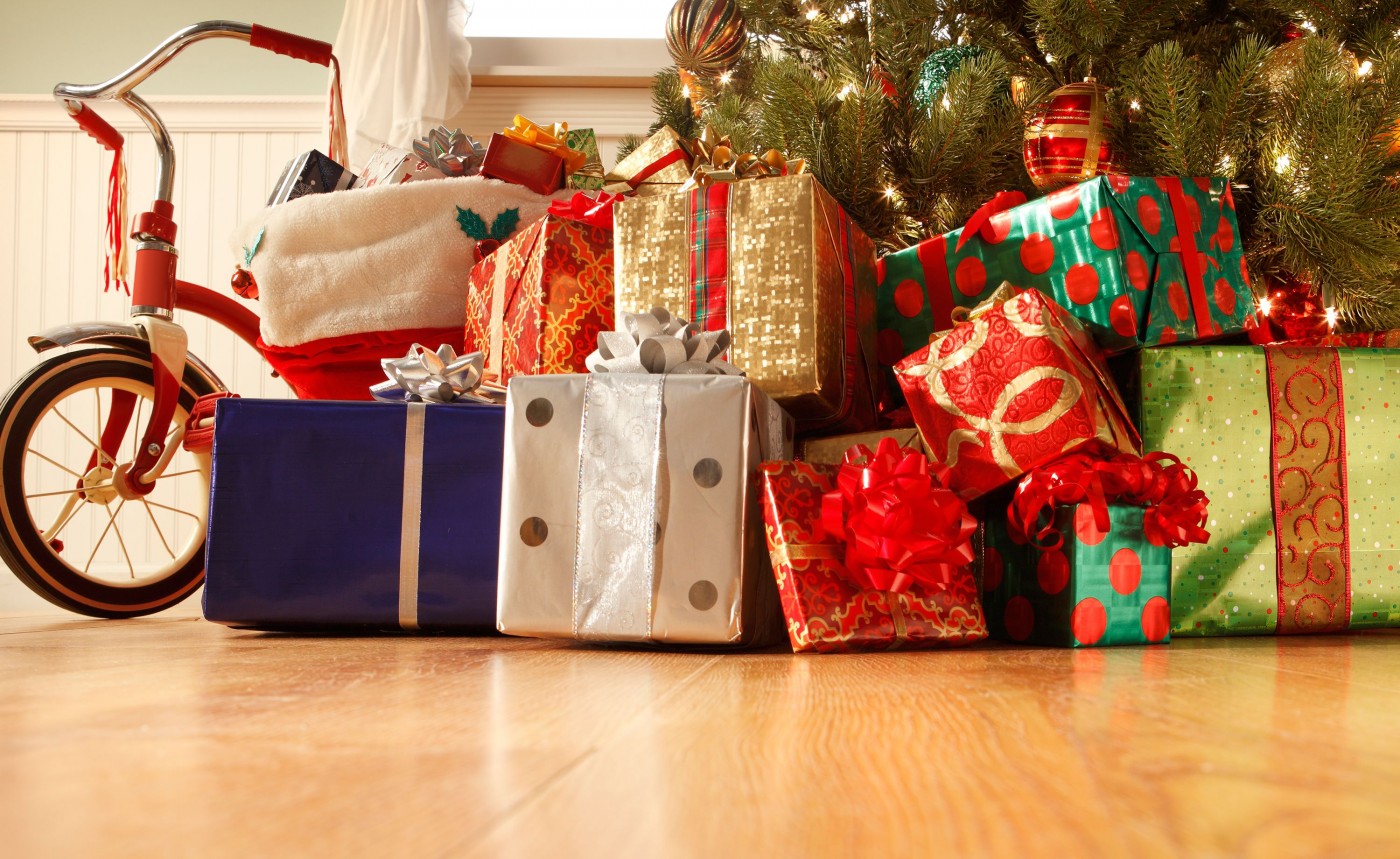 The under presents. Подарки под ёлкой. Подарок на новый год с елкой. День подарков. Новогодние подарки большие.